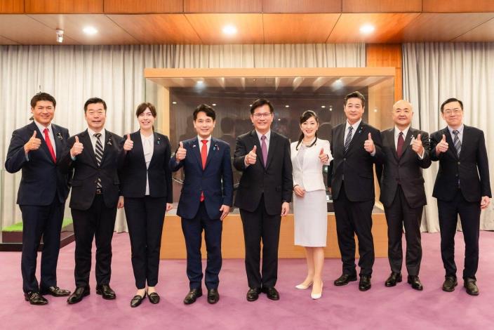 3.Minister Lin and the Japanese delegation pose for a group photo.