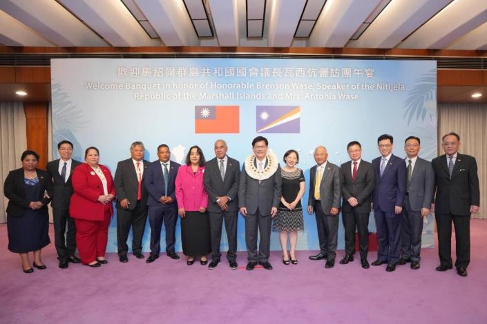 3. Minister and Mrs. Lin pose for a group photo with Speaker and Mrs. Wase and their delegation