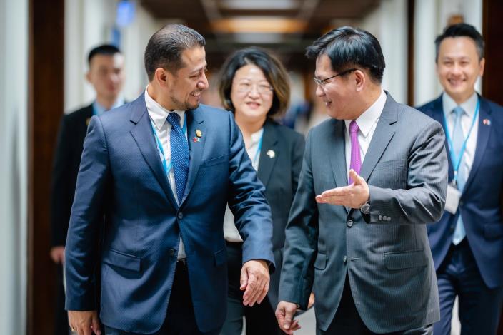 1. Minister Lin (second right) and Congress President Ramos (second left) enter the banquet hall together