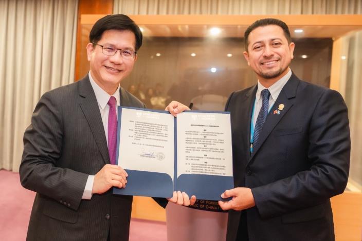 2. Congress President Ramos presents Minister Lin with a copy of the resolution adopted by the Guatemala Congress on supporting Taiwan’s participation in international organizations