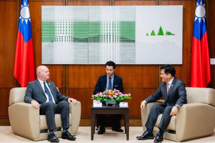 2.Minister Lin exchanges views with Senator Wilson.