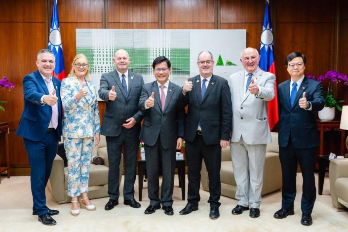 1.Minister Lin and the Irish Senate delegation pose for a group photo.