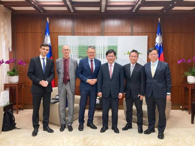 1.Minister Lin (third right) poses for a group photo with Bundestag Parliamentary Oversight Panel Deputy Chair Kiesewetter (third left), German Institute Taipei Director General Jörg Polster (second left), and others.