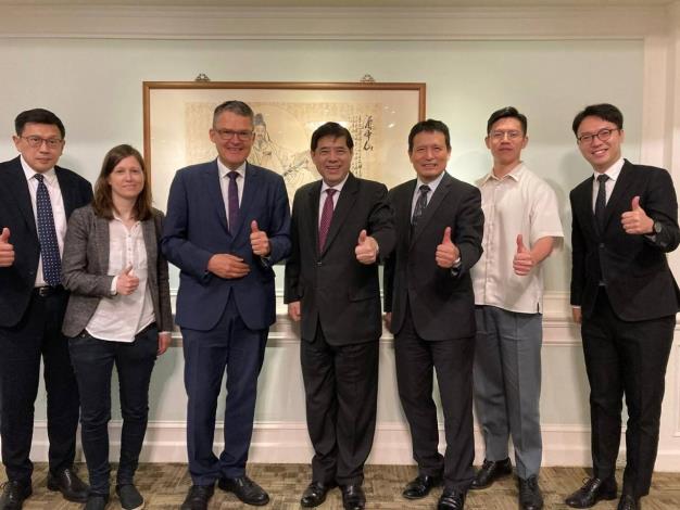 2.Vice Minister Chen (center) hosts a banquet for Mr. Kiesewetter (third left) and others.