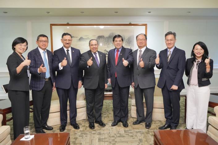 3. Vice Minister Chen (fourth right) poses for a photo with the attendees of the banquet held for Vice Minister Orozco (fourth left)