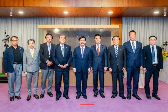 3. Minister Lin and the Japanese delegation pose for a group photo.