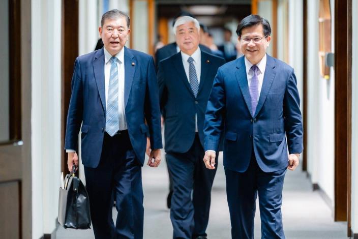 1. Minister Lin (right) welcomes the Japanese parliamentary delegation led by Representative Ishiba (left).