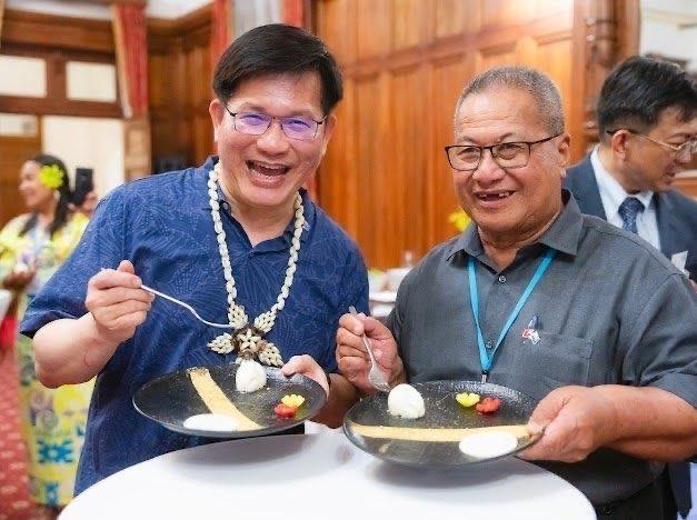 3. Minister Lin and Speaker Italeli enjoy a Taiwanese Mid-Autumn Festival delicacy.