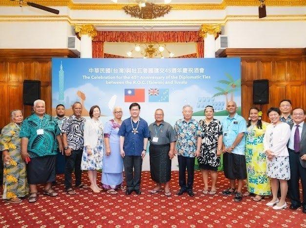 4. Minister Lin (seventh left), Deputy Minister Tien (seventh right), Deputy Minister Lin (fifth left), Deputy Minister Shih (third right), Deputy Minister Calivat (right), Speaker Italeli (eighth left), and other members of the Tuvaluan delegation pose for a photo at the reception. 