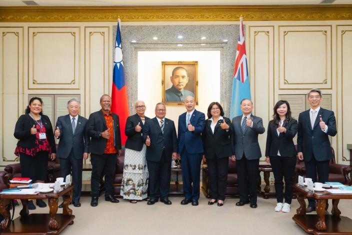 2. The Tuvaluan delegation led by Speaker Italeli (fifth left) is accompanied by Deputy Minister Tien (second left) to a meeting with Legislative Yuan President Han (fifth right)