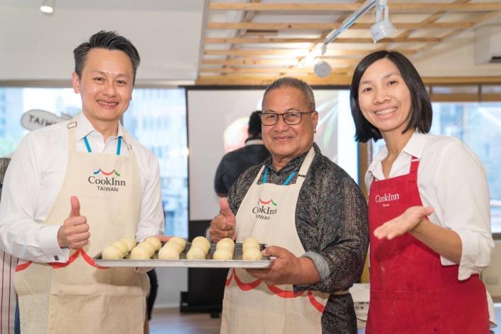 3. Speaker Italeli (center) experiences an egg yolk pastry-making activity and the traditions of the Mid-Autumn Festival