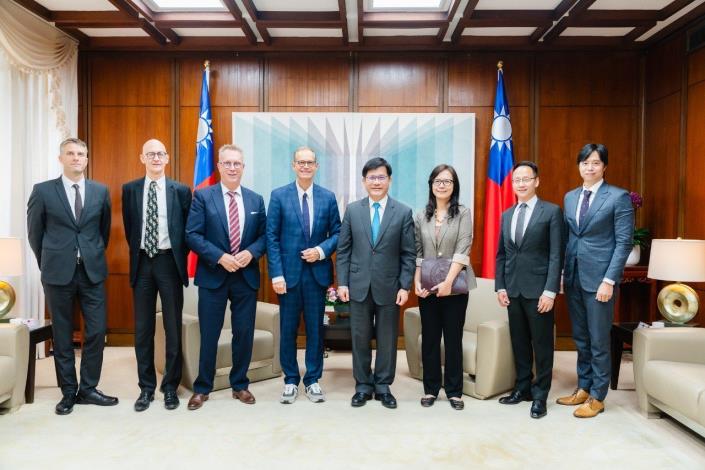 1.Minister Lin (fourth right), Mr. Müller (fourth left), and Mr. Larem (third left) pose for a photo