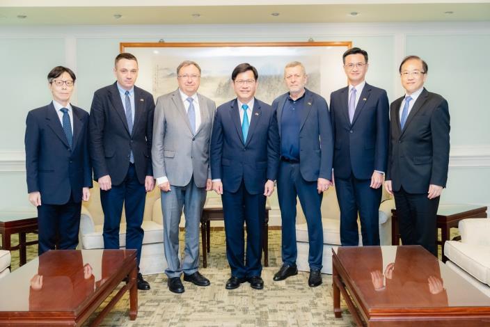 3.Minister Lin (center) hosts a welcome luncheon for IPAC Cochair Kniazhytskyi (third from left) and MP Chyihoz (third from right).They are joined by visiting research fellow at the Institute for National Defense and Security Research Yurii Poita (second from left). Participants exchange views on the Russia-Ukraine war, the peaceful development of Ukraine, and potential cooperation projects.