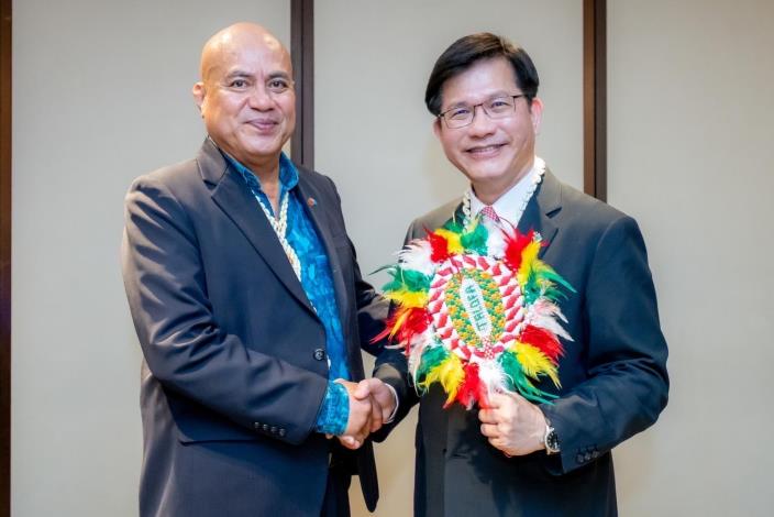 2. Minister Lin and Prime Minister Teo pose for a photo