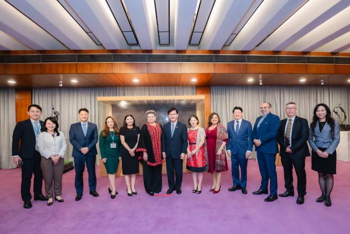 3. Minister Lin (seventh right), Mrs. Lin (sixth right), First Lady Peinado (sixth left), and other members of the delegation pose for a photo