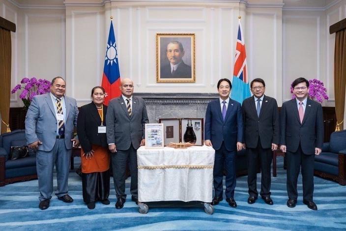 1. Prime Minister and Madame Teo, accompanied by Minister Lin, meet with President Lai. (From left to right) Tuvalu Minister of Foreign Affairs, Labour and Trade Paulson Panapa; Madame Teo; Prime Minister Teo; President Lai; Secretary-General to the President Pan Men-an; and Minister Lin. 