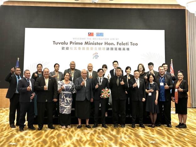 2. Kaohsiung Mayor Chen (front row, fifth left) welcomes Prime Minster and Madame Teo (front row, third and fourth left) and their delegation to Kaohsiung on behalf of the people of the city before exchanging opinions on the signing of a sister-city agreement between Kaohsiung and Funafuti.