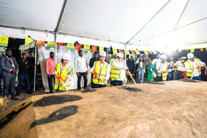 2. Minister Lin (second left) and Prime Minister Gonsalves (third left) jointly preside over the groundbreaking ceremony for the Arnos Vale Acute Care Hospital