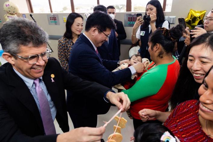 2. Ministers Lin and Barnoya attend an infant blessing ceremony with families that benefited from the joint endeavor