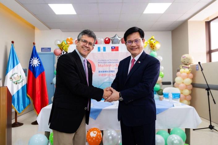 1. Guatemalan Minister of Public Health and Social Assistance Barnoya thanks Minister Lin for Taiwan’s assistance in constructing the neonatal building of San Juan de Dios Hospital