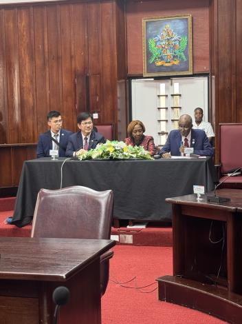 3. Minster Lin (second left), Senate President Reynolds (second right), and House of Assembly Speaker Francis (right) hold bilateral talks