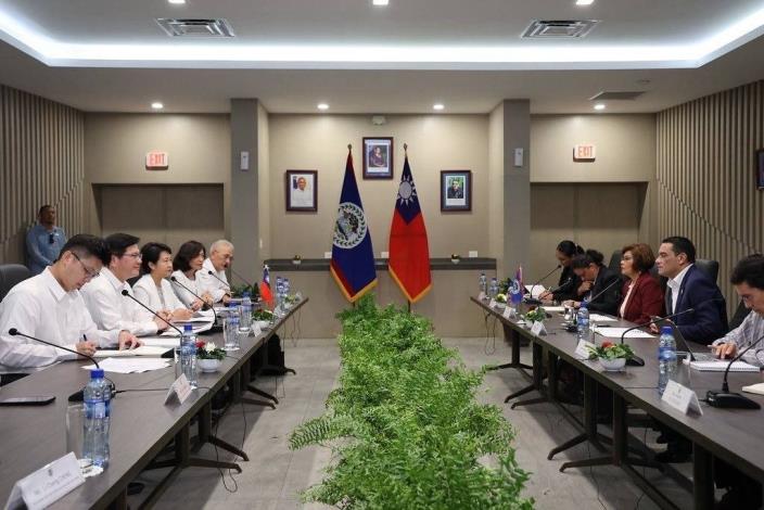 1. Minister Lin (second left) and Minister Fonseca (second right) hold a bilateral meetin