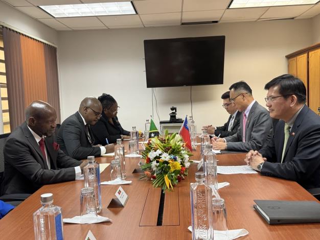 3. Minister Lin (right) holds a meeting with Minister Douglas (left)