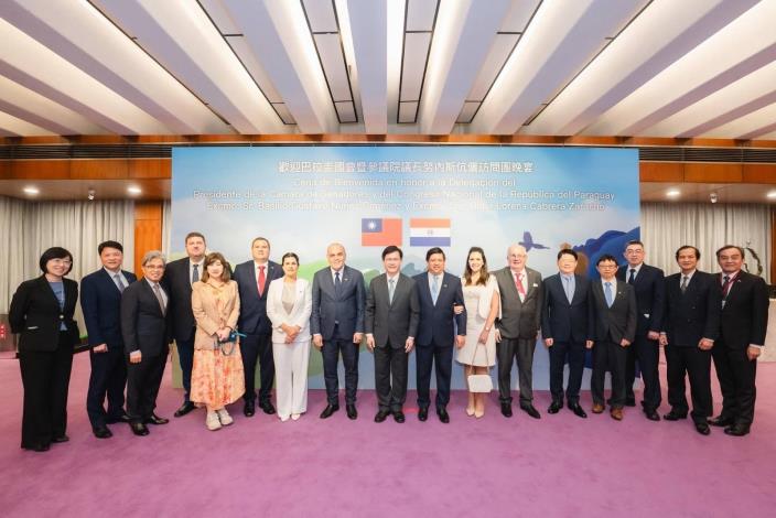 2. Minister Lin poses for a group photo with the Paraguayan delegation led by Senate President Núñez after hosting a welcome dinner