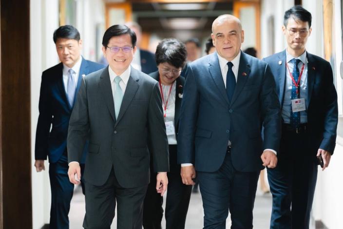 1. Minister Lin welcomes a Paraguayan delegation led by Senate President Núñez