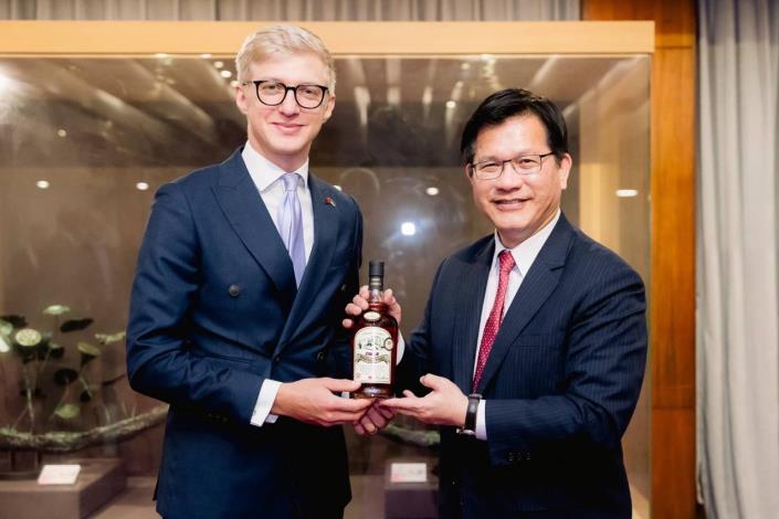1. Minister Lin presents a gift of OMAR whisky, produced by the Nantou Distillery, to Chairman Vaga