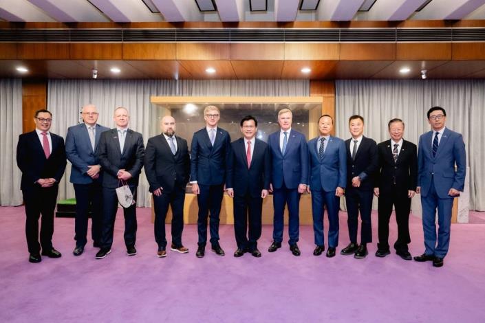 2. Minister Lin (center) poses for a photo with guests at the luncheon