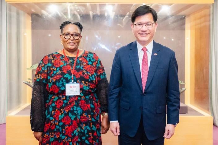 1.Minister Lin (right) and Deputy Prime Minister Dladla (left) pose for a photo.