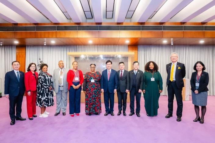 3.Minister Lin, Deputy Prime Minister Dladla and her delegation, and other guests pose for a group photo.