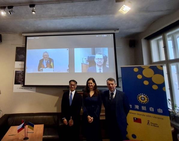 3. Ambassador Ke (left), Commissioner Laurenčíková (center), and Managing Director Pánek (right) pose for a photo.