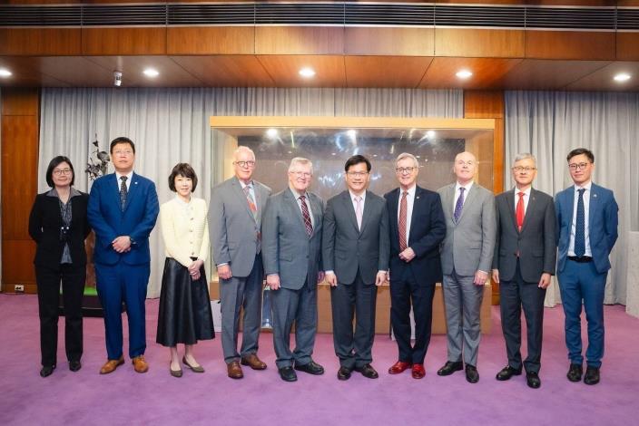 3. Minister Lin poses for a photo with the guests