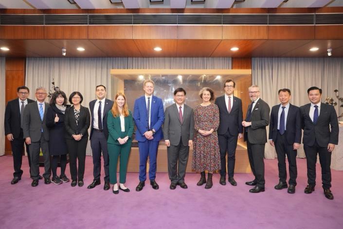 2. Minister Lin (center) poses for a photo with luncheon guests.