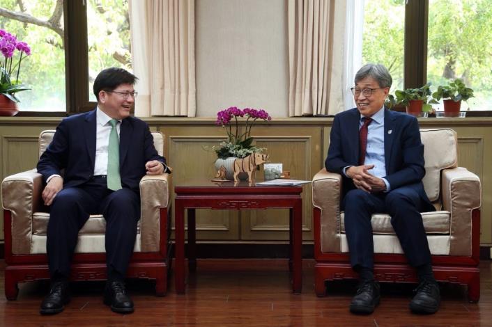 1. Minister Lin and Minister Chen exchange views on agricultural diplomacy before the meetin
