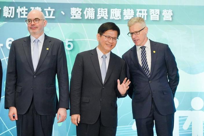 3. Minister Lin interacts with representatives of GCTF partners.