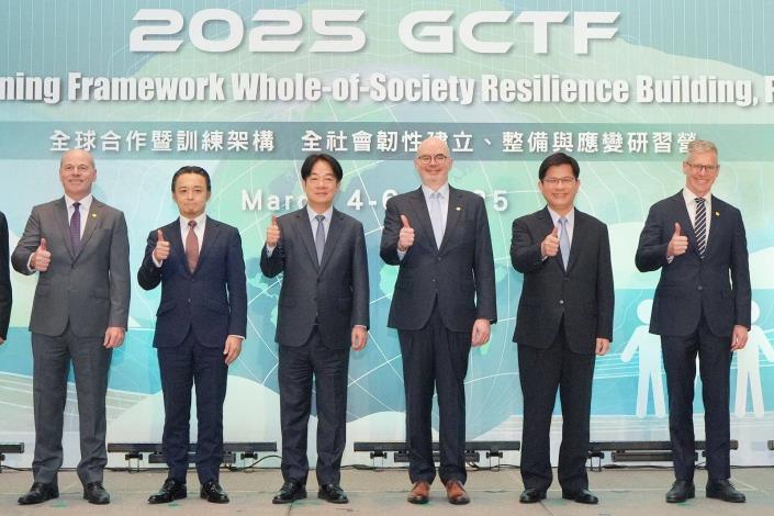 2. President Lai (fourth right), Minister of Foreign Affairs Lin Chia-lung (second right), and representatives of GCTF partners pose for a group photo.