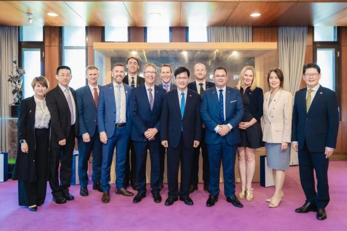 2. Foreign Minister Lin (front row, fifth from right) poses for a photo with the New Zealand delegation and other guests.