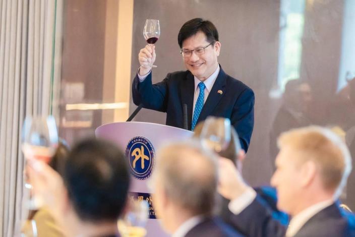 1. Foreign Minister Lin toasts the guests.
