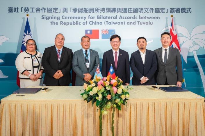4.Minister Lin (third right), Minister Hung (second right), Minister Chen (right), Deputy Prime Minister Nelesone (third left), Minister Panapa (second left), and Tuvaluan Ambassador to Taiwan Lily Tangisia Fa