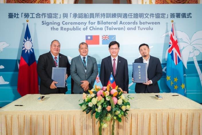 2. Minister Lin (second right) and Deputy Prime Minister Nelesone (second left) witness the signing of a bilateral labor cooperation agreement by Minister Hung (right) and Minister Panapa (left)