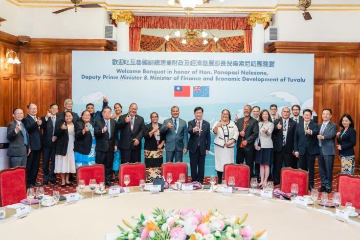 5.Minister Lin, Deputy Prime Minister Nelesone, Madame Laafai, and other members of the Tuvaluan delegation pose for a photo after the banquet