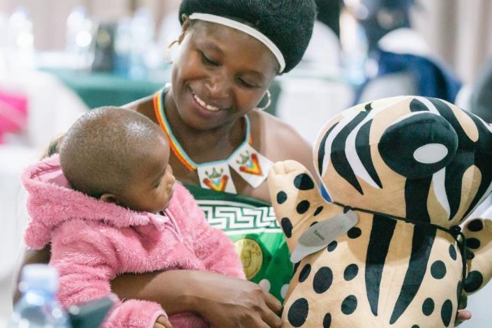 4. Revolving fund beneficiary Nomfundo Mabuza and her daughter Taiwan receive a toy Taiwanese leopard cat from Special Envoy Lin
