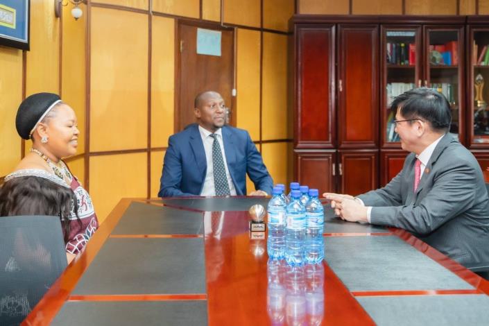 2. Prime Minister Dlamini (center) and Special Envoy Lin (right) exchange views on bilateral cooperation. They are joined by Minister Shakantu (left)