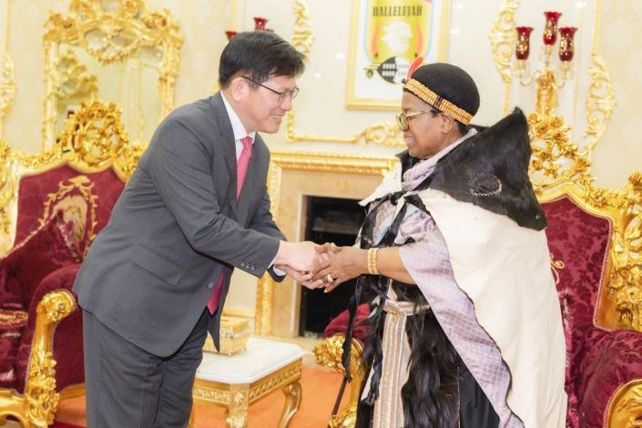 1.Special Envoy Lin meets with Queen Mother Ntombi Tfwala