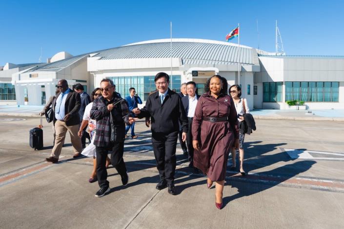 4. Minister Shakantu (front right) sees off Special Envoy Lin on behalf of the Eswatini government.