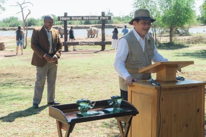 2. Special Envoy Lin delivers remarks at the donation event.