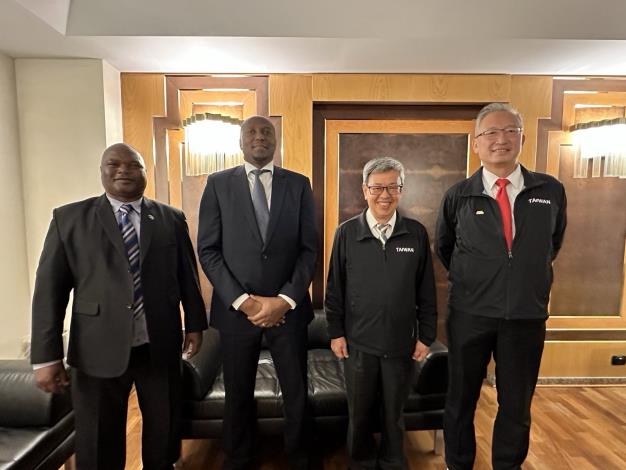 4. Mr. Chen meets with Eswatini Prime Minister Dlamini after arriving at the airport in Rome on May 17.